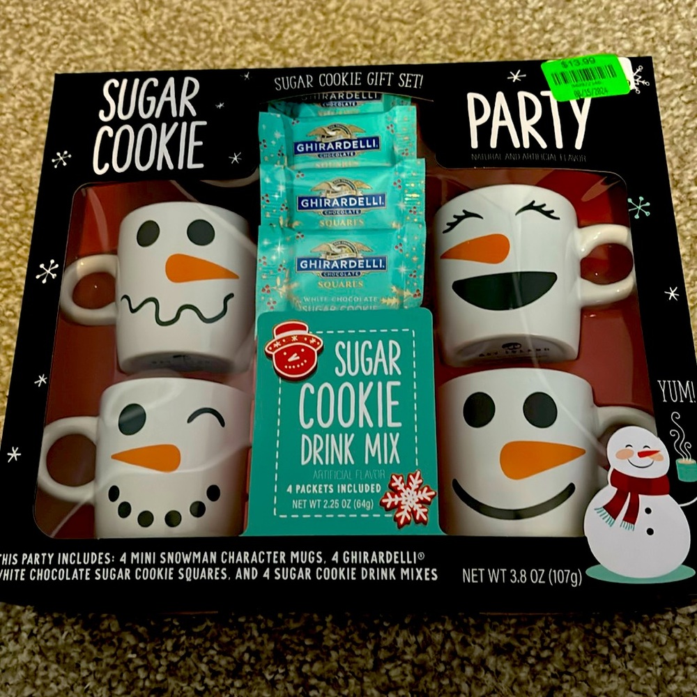 Sugar cookie drink mix with four snowman cups .